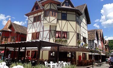 CARNAVAL NA ROTA ALEMÃ BLUMENAU – FEVEREIRO