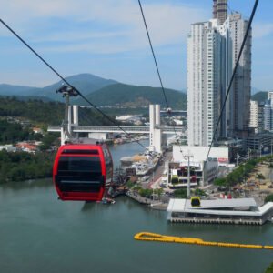 Teleférico_do_Parque_Unipraias_com_a_Estação_Barra_Sul_ao_fundo,_Balneário_Camboriú_SC